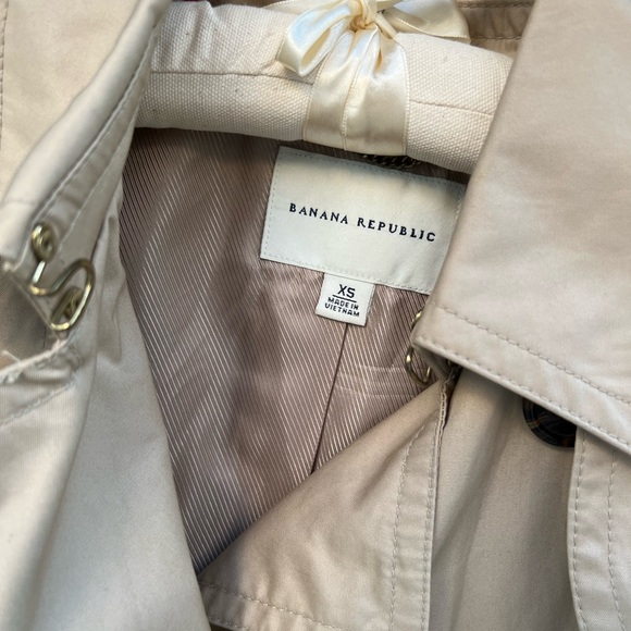 Banana Republic Beige Belter Trench Coat | XS | Removable Belt | Fully Lined - Picture 3 of 17